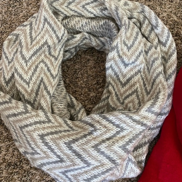 Two scarfs - Picture 2 of 5